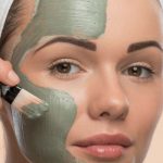 La mascarilla de arcilla verde es un potente limpiador facial natural