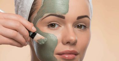 La mascarilla de arcilla verde es un potente limpiador facial natural